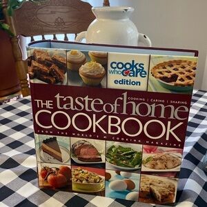 The Taste of Home Cookbook Readers Digest Edition great‎ for Kitchen